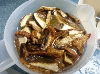 step1: 牛肝菌乾先用水浸軟後,隔去水份,再剪成幼條待用