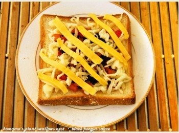 step4: 最後再隨意灑上大量的乳酪絲與切成條狀的起司片。