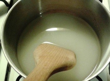 step1: 先將吉利丁放入100ml 水內溶化備用。 在小熱鍋內放入糖，糖漿及125ml 水，以小火將糖完全溶化