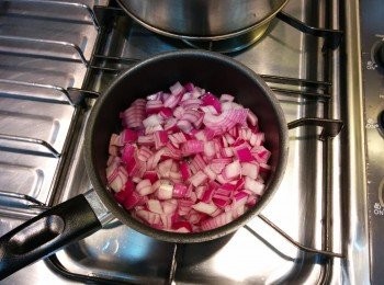step8: 原鑊，下紫洋葱粒，爆香，下水，煮軟。