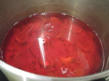 step3: 洛神花瓣用熱水煲約十分鐘,水份蓋過花瓣已足夠,隔渣後攤凍後加入蜜糖備用。薏米用熱水煲約45分鐘左右,只要見薏米水帶奶白色後,加入冰糖再煲十分鐘需攤凍備用。巳凍的薏米水可先隔渣留用,將洛神花水和薏米水混合,慢慢加入青檸汁途中可試味,測試甜酸味是否自己喜歡。(冰糖和蜜糖可以隨意加減的。)