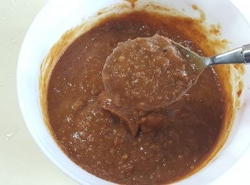 step5: 將加多加多醬切成小粒，加入熱水後，微波爐中火加熱2分鐘，拌勻成<span class="group_3">醬汁</span>。