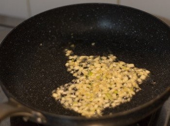 step3: 中細火燒熱鍋，下多一點點橄欖油)，不用等至油熱，加入蒜頭，略炒2分鐘至金黃色