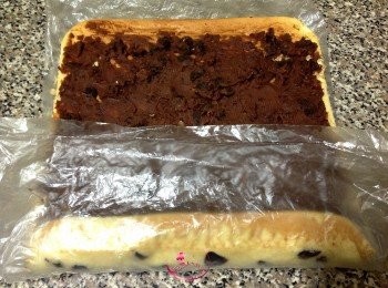 step10: 蛋糕體連同塑膠袋，一起捲起先固定一下，再繼續捲到最後
