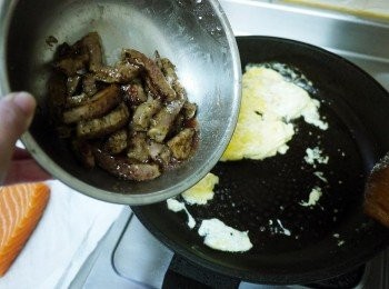 step5: 最後將牛肉放入，加一小塊奶油與少許的鹽拌炒均勻即可，起鍋前加蔥末