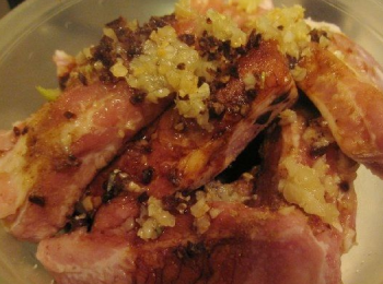 step4: 泡好的陳皮切碎，排骨中加入<span class="group_2">醃料</span>，陳皮碎、蒜蓉、薑末、料酒、糖、生抽、老抽、油、蜂蜜醃制一個晚上。