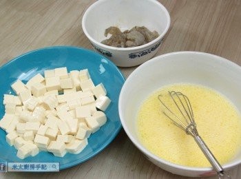 step2: 雞蛋3隻，加入半湯匙油，半茶匙鹽，加入3只雞蛋分量的水打勻。