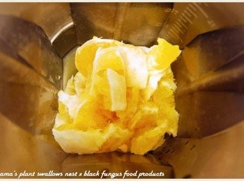 step2: 柳丁去皮去籽後，將果肉直接放入果汁機中，怕苦味的朋友，則可將白膜去除。