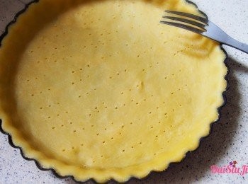 step5: 由雪櫃把批底拿出，用叉子刺一點小孔，放上入焗爐的石子／像我這樣加上重物，入160度焗15分鐘。