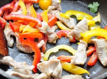 step3: 放入彩椒、番茄片拌炒