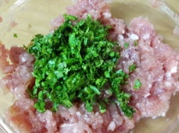 step3: 把切碎的香菜加入拌勻