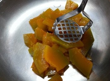 step3: 將蒸好的南瓜壓成蓉