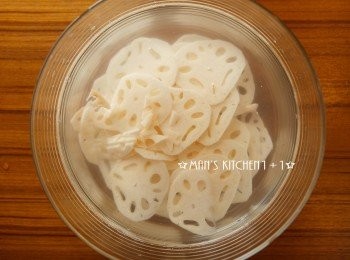 step1: 首先將蓮藕去皮洗淨並切成薄片後放在水中備用。