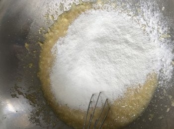 step5: 接著過篩麵粉, 把麵粉慢慢攪拌, 直至混為一体