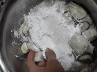 step2: 第二次加入3茶匙粗鹽、4湯匙生粉、直接用手拌至生蠔本身粘液出來、