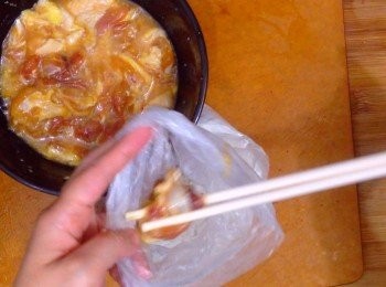 step5: 之後逐塊雞肉放入麵粉，一次大概下4–5塊