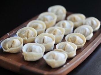 step3: 將餡料放在餃子皮內，包成餃子