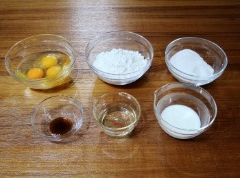 step1: 先準備好所需<span class="group_1">材料</span>，雞蛋如從冰箱取出記得先回復至室溫，
食用油可用無鹽奶油取代要先加熱成液態狀，
香草醬可用香草夾ˊ香草精ˊ香草粉取代，
不加就是原味海綿蛋糕。