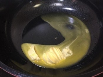 step5: 鑊子中加入牛油，中細火加熱至牛油溶化