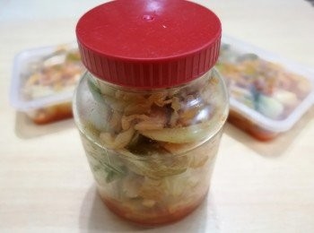 step3: 脫水後的椰菜會由脆身變軟，用水把菜葉沖洗，不用浸，浸的話，菜葉會變淡。沖洗後，要瀝乾水份。
