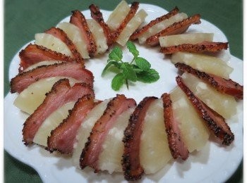 step4: 將1片煙鴨胸配1塊菠蘿排上碟上即可