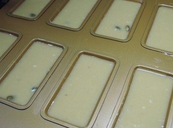 step7: 再舀入麵糊約至八分滿，入烤箱180度烤15~18分鐘，可用竹籤測試，如插入蛋糕後拔出，沒有麵糊沾在竹籤上就可以囉!!