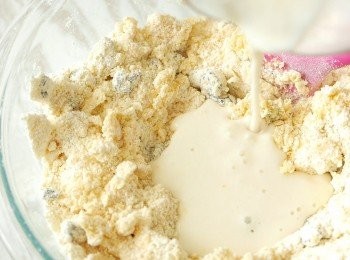 step7: 加入檸檬汁牛奶，混合成粉團。當混合物難以攪動時，由刮刀轉為用手搓成粉團，粉團成形後便不要再搓，以免成品質地變硬，而且盡量縮短用手接觸粉團的時間，避免牛油溶化。