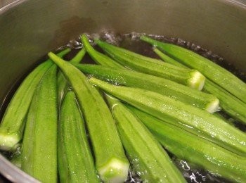 step3: 煲滾熱水後放秋葵煮一分鐘。