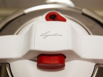 step6: 煮滾後蓋上鍋蓋。等安全指示計升起開始冒煙有唧唧聲時就可以轉成小火, 一個小時後就可以開蓋, 鍋蓋的設計用單手就可以一按開關, 很方便使用，還有五道安全設計，使用上也很安全