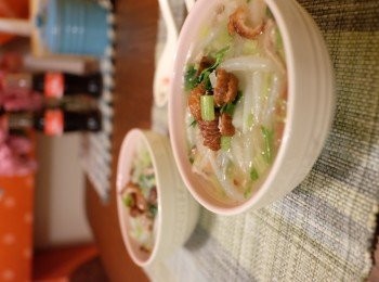 step2: 燒一鍋水，先用骨去煲大概一小時，放一粒自家制雞湯粒粒（有關自家制雞湯粒粒下次詳談），然後下鴨肉，銀針粉，銀針粉我會先過暖水，去卻表面的油，最後下芹菜芫荽，即成。