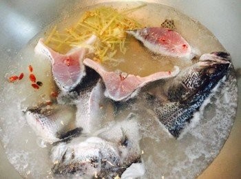 step2: 水煮滾後，加入鱸魚、薑絲、枸杞