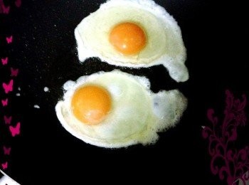 step5: 5.煎個蛋黃半熟的荷包蛋.
