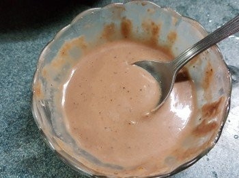 step3: 將<span class="group_2">調味料：</span>用12g食用凍開水加入砂糖10g,生粉5g，白胡椒粉少許將蝦膏18g開溶