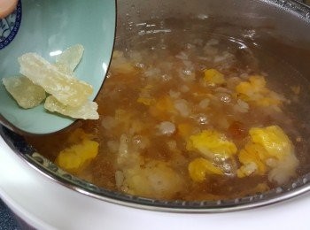 step8: 【伊瑪牌「智營·金」低糖健康蒸飯煲】是會待水滾才開始倒數，當時間顯示為15分鐘，倒入冰糖直至操作完成