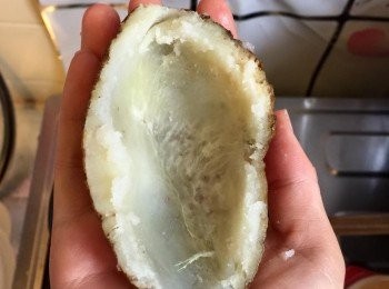 step2: 之後用叉在上面叉孔，放進玻璃容器內，放到微波爐內用大火叮20-25分鐘，薯肉就淋