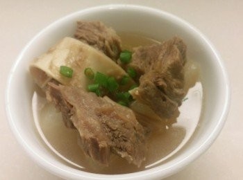 step3: 加鹽調味,我喜歡用隔油湯壺隔油,牛腩和白蘿蔔切細舊。
我將蘿蔔放入碗內,再放牛腩,蔥粒和上湯即成。