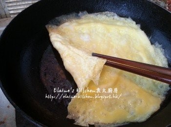 step2: 鑊中加油燒熱 , 放入適量蛋漿用慢火煎至一面離鑊