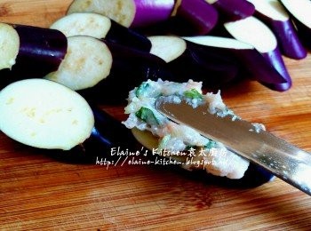 step5: 茄子切件 , 將適量魚肉餡料釀入每件茄子內