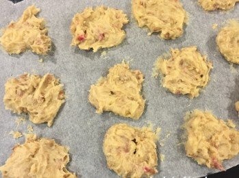 step5: 用湯匙挖一顆顆麵團球，不用太大(直徑約3公分)
再壓成扁平狀，送入烤箱烤15分鐘