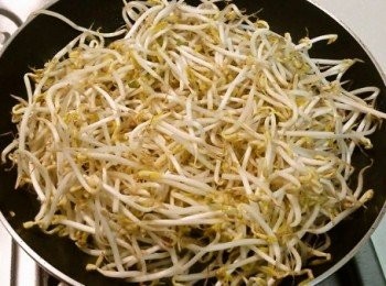 step2: 熱油鍋後，將豆芽菜先入鍋來爆炒片刻。