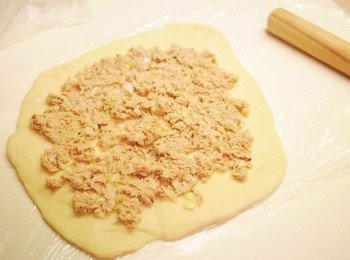 step3: 麵團發好後壓成長方型, 平均鋪上吞拿魚餡/ **如果整圓型就將麵團分成六等份, 好似包湯丸咁包好d 饀, 最緊要唔好露餡, 收口要向下