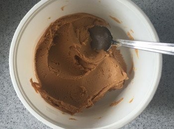 step1: 先做<span class="group_2">餡料</span>部分，把低筋麵粉和糖粉篩入花生醬中，拌勻後放入冰箱半小時。