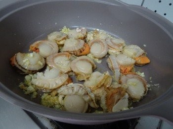 step3: 下帆立貝煎至兩面微黃