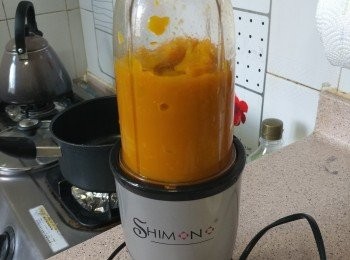 step1: 將南瓜切片隔水蒸10分鐘至熟透腍軟,  將南瓜放進攪拌機加水打成順滑南瓜蓉