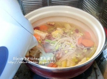 step6: 再加入甘旬片 , 粟米 , 大豆芽 , 冬菇蒂及紅棗拌勻 , 加入熱水用中火煲15分鐘