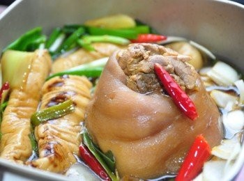 step12: 再陸續放入其他<span class="group_2">滷汁</span>調味滾煮約20分鐘