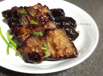 step5: 收汁後就會像這樣焦焦黑黑的紅燒效果了。