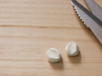 step1: 綿花糖小熊做法：細粒綿花糖打橫放，中間剪開