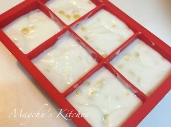 step3: 熄火後倒入已煮好的馬豆拌勻。將粉漿倒入模具，拿起模具在桌上輕敲數下將粉漿搖平，待涼然後放入雪櫃冷藏約2小時或至凝固。