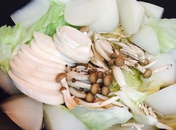 step3: 加入菇類和椰菜，開蓋煮至水滾。